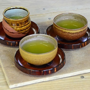 志戸呂焼きと緑茶の写真